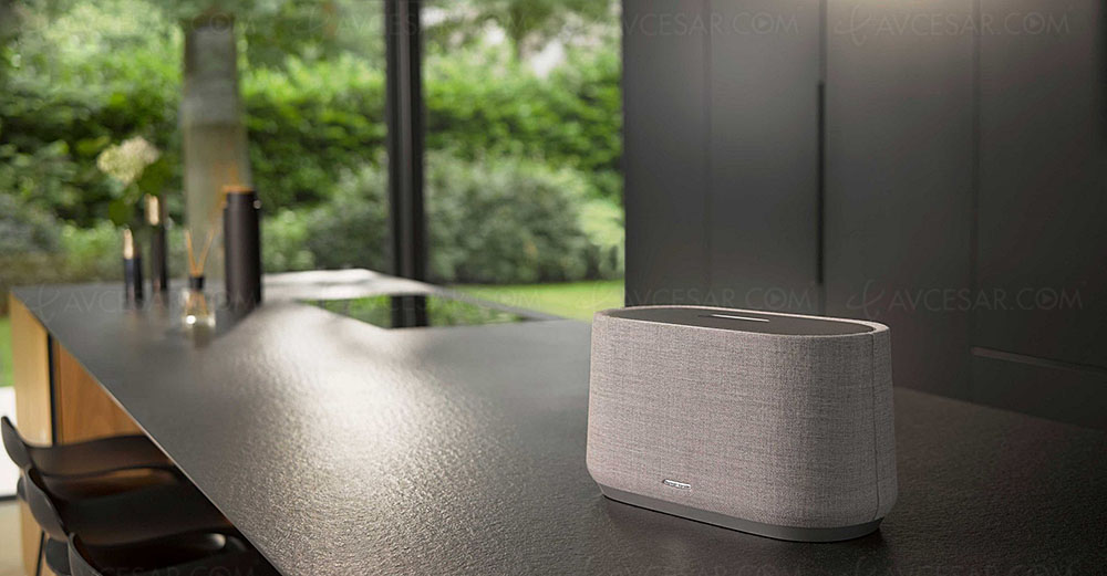 Une grosse enceinte Harman Kardon dotée de Google Assistant