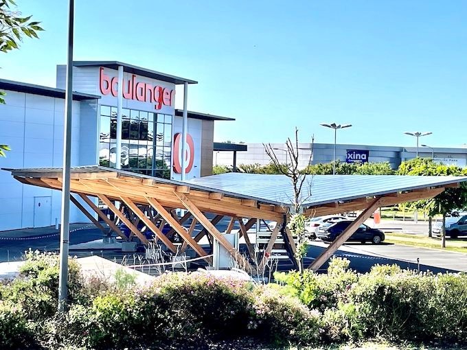 Le magasin Boulanger d’Angoulins inaugure la première ombrière photovoltaïque