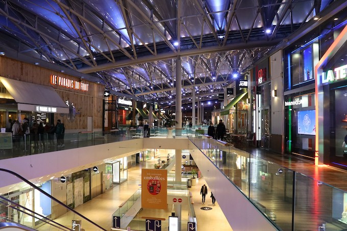 En 2024, les centres commerciaux soutiennent l'immobilier de commerce, périphérie et centre-ville en chute