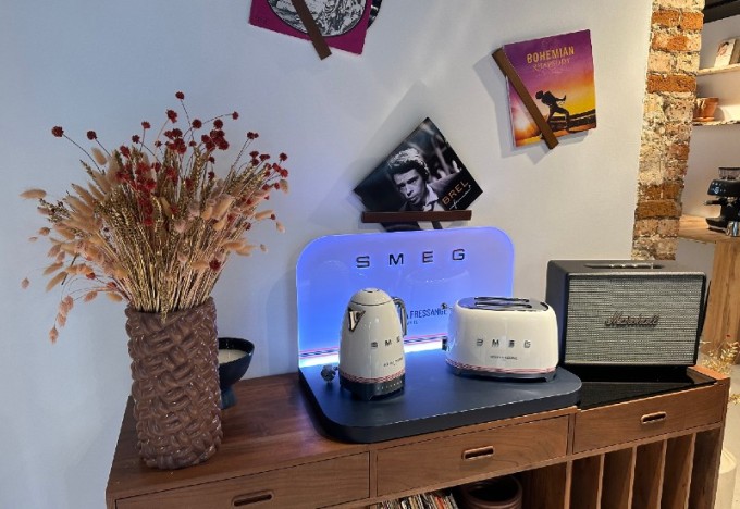 Smeg dévoile sa collaboration avec Ines de la Fressange et ses dernières nouveautés